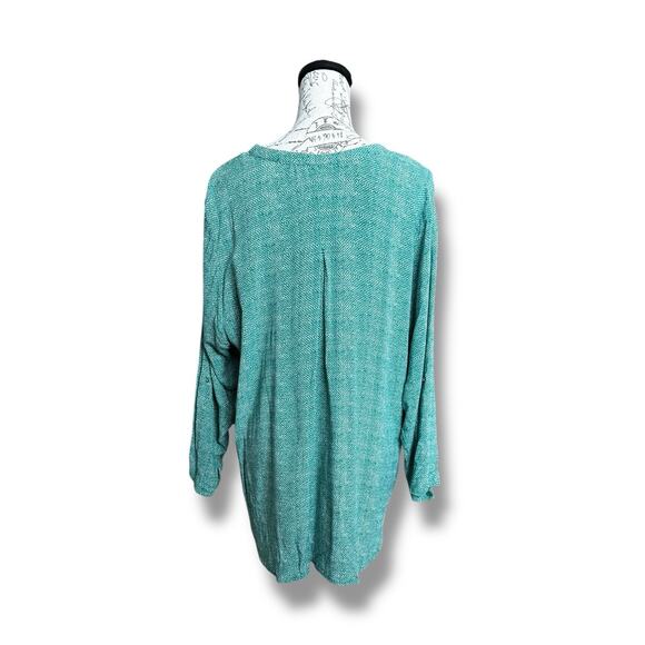 Grand & Greene Green White High Low Rayon Blouse 1X - Picture 2 of 4